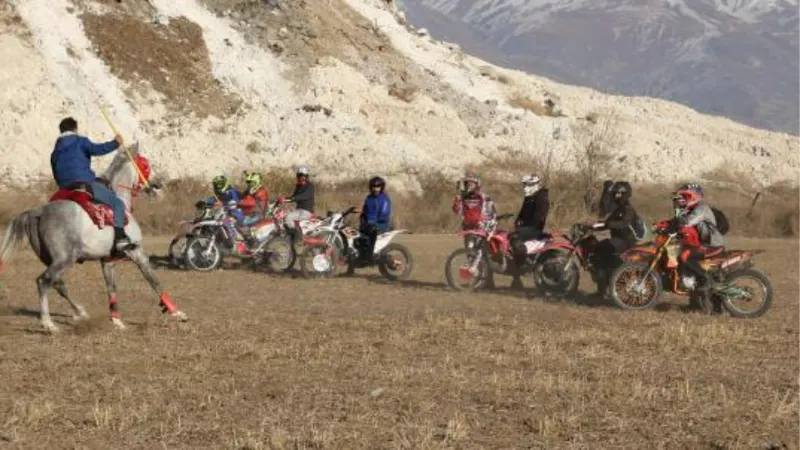 Atlı ciritçiler, motokros sporcularına karşı