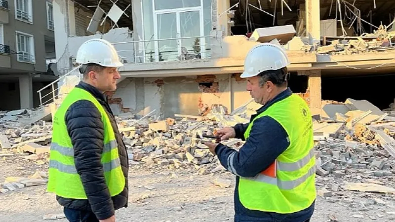 Deprem bölgesindeki yapılarda incelemelerde bulunan EÜ bilim ekibi İzmir'e döndü
