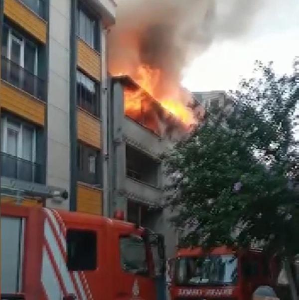 Sultangazi'de metruk bina alev alev yandı