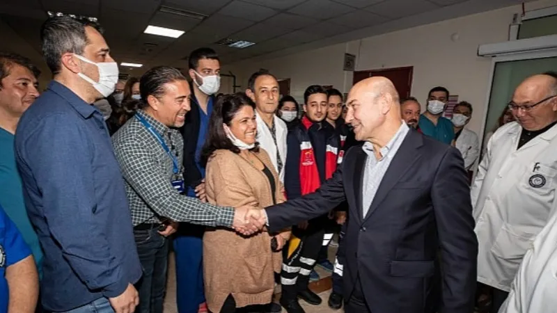 Başkan Soyer Eşrefpaşa Hastanesi çalışanlarına teşekkür etti “Bu enkazdan bambaşka bir Türkiye doğacak"