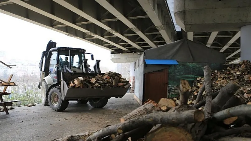 Bayrampaşa Belediyesi'nden deprem bölgesine 20 ton odun