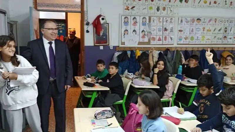 Foça Kaymakamı TÜRKÖZ, birleştirilen okulları ziyaret ediyor.