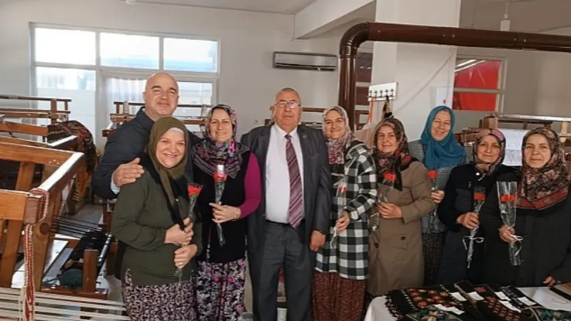 Saray Belediye Başkanı Özgen Erkiş, 8 Mart Dünya Emekçi Kadınlar Günü dolayısıyla emekçi kadın personellerine karanfil hediye edip, günlerini kutladı