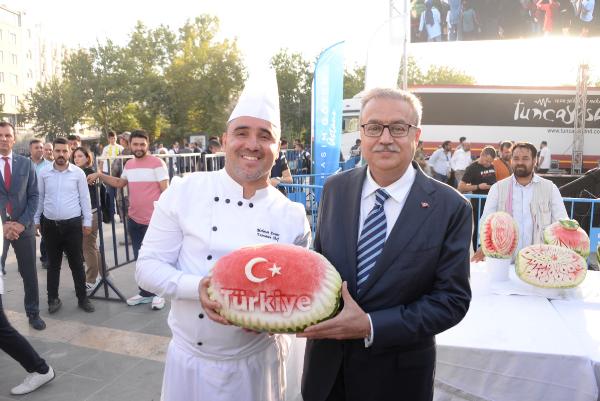 Diyarbakır’da 12’nci Karpuz Festivali’nin birincisi 51 kilo 400 gram ağırlığındaki karpuz oldu