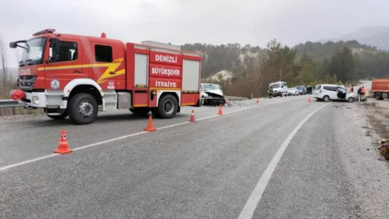 Hafif ticari araç ile otomobil çarpıştı: 1 ölü, 4 yaralı