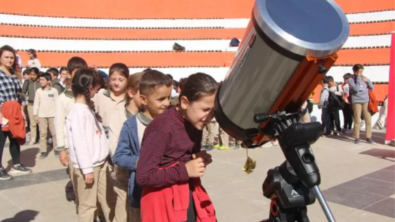 Şırnaklı öğrenciler teleskopla parçalı güneş tutulmasını izledi