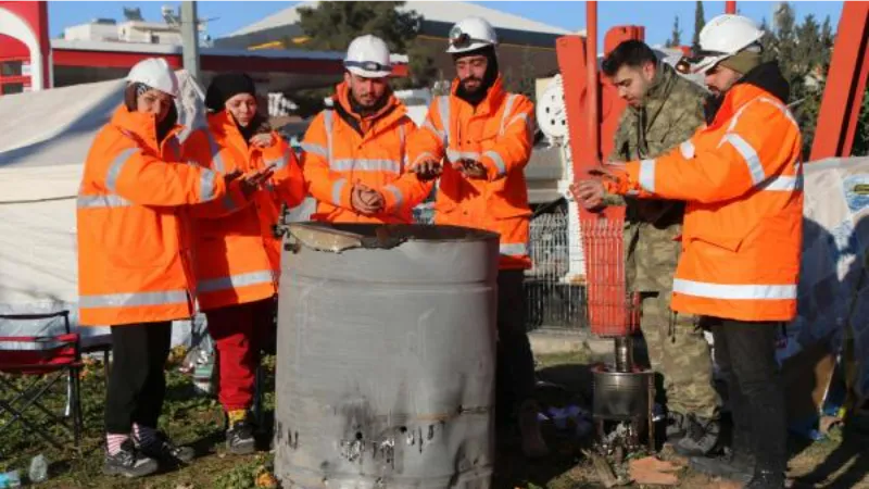 AFAD gönüllüleri, enkazda buldukları 200 bin TL'lik altın ve dövizi sahibine teslim etti