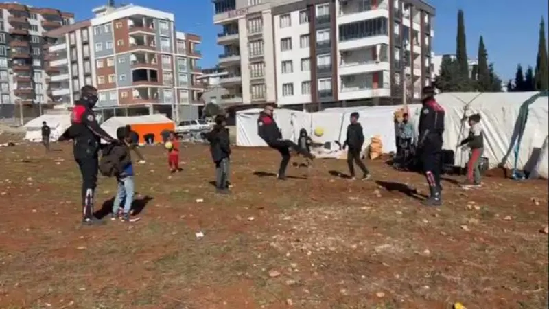 Yunus polisler, depremzede çocuklarla top oynadı