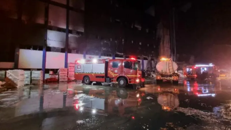 Plastik fabrikasının deposunda çıkan yangın maddi hasara neden oldu