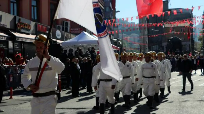Zonguldak'ta, Cumhuriyet Bayramı kutlamalarında madenciler iş kıyafetleriyle yürüdü