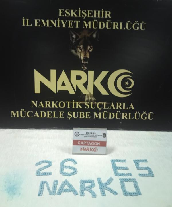 Aracında 500 uyuşturucu hapla yakalandı