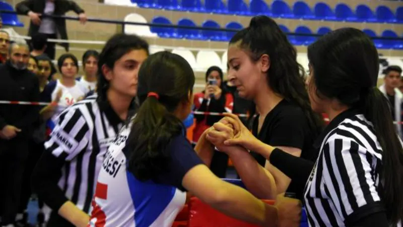 Bitlis'teki bilek güreşi müsabalarına 12 ilden 300 sporcu katıldı