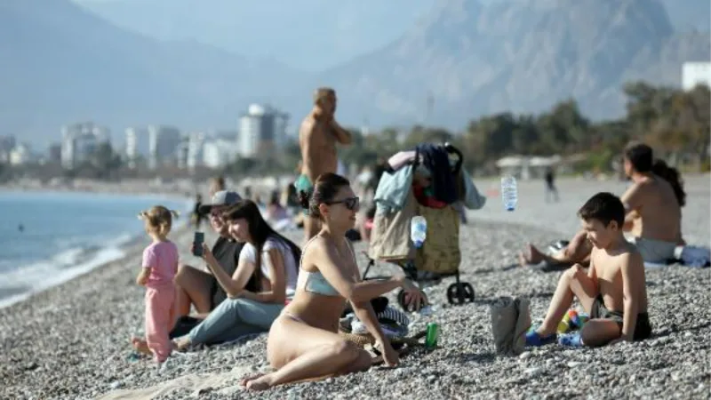 Yılın son günü Antalya'da denize girdiler