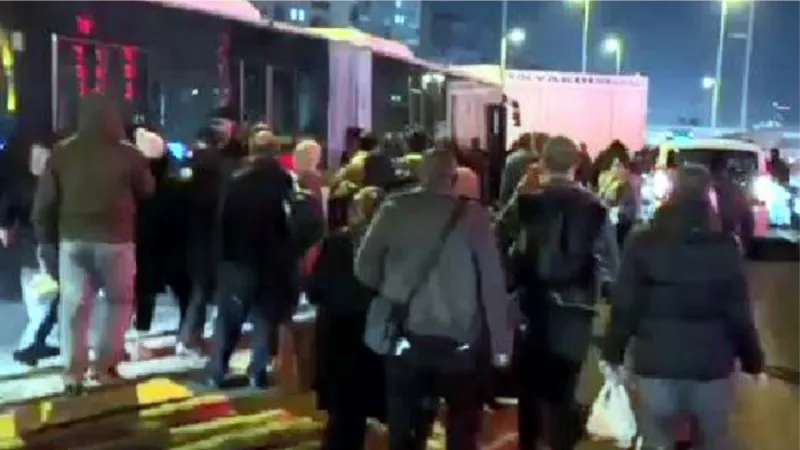 Avcılar'da metrobüs arızalandı 