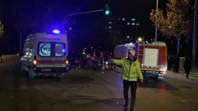 Konya'da hasta taşınan ambulans ile otomobil çarpıştı: 7 yaralı