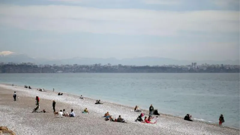 Antalya'da güneşli havayı görenler sahillere akın etti