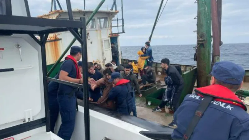 Çanakkale'de balıkçı teknesiyle sürüklenen 149 kaçak göçmen kurtarıldı