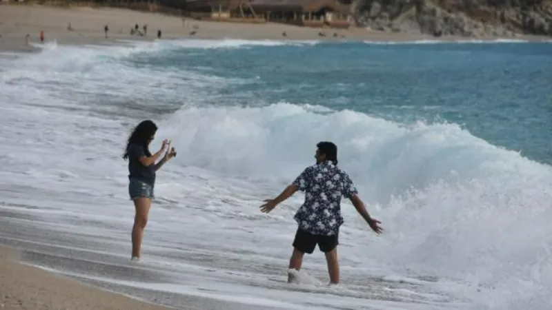 Fethiye'de yabancı turistler dalgalara rağmen denize girdi