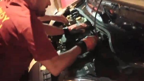 Aracın motor kısmına giren kedi kurtarıldı