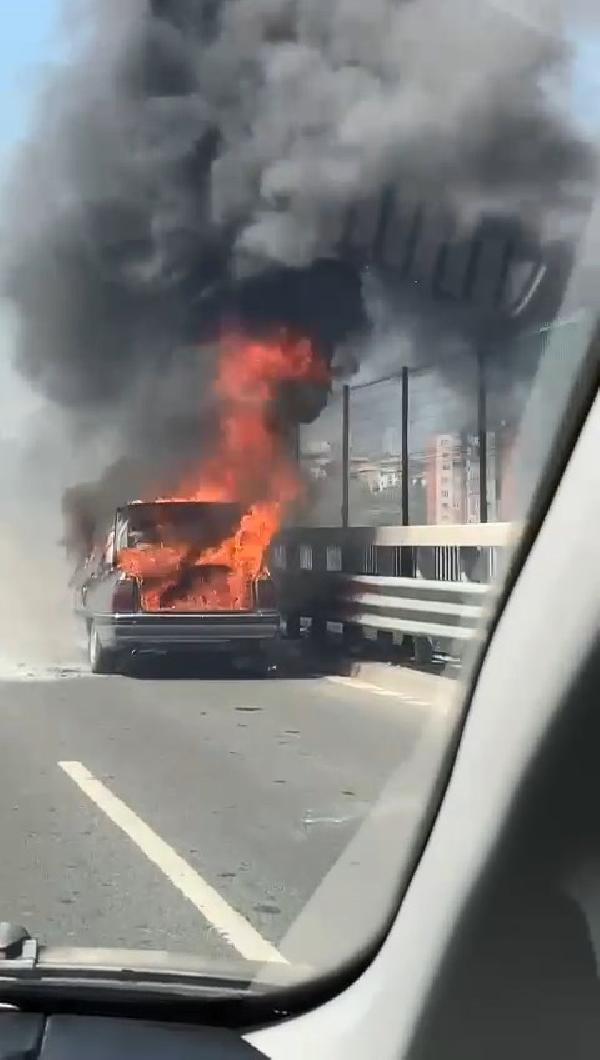 Kağıthane’de otomobil alev alev yandı