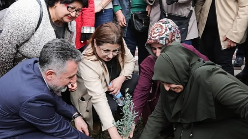 CHP Bayraklı, kadınlar anısına fidan dikti