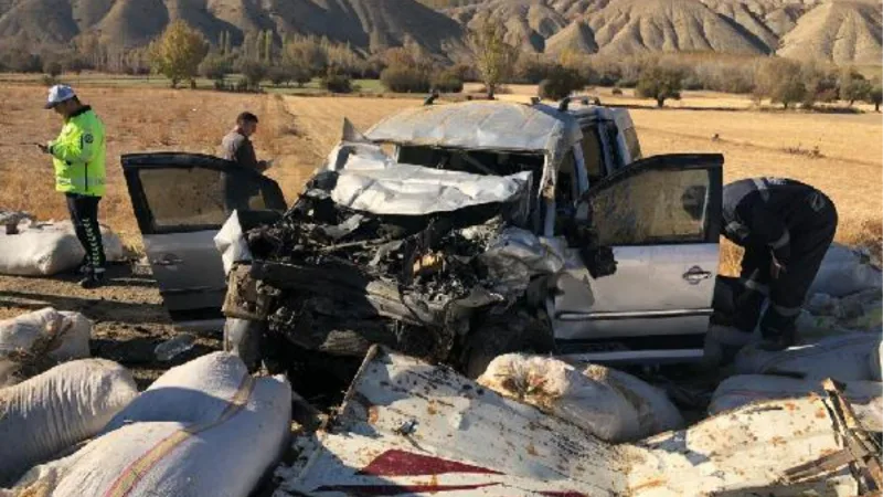 Gürün'de hafif ticari araçla kamyonet çarpıştı; uzman çavuş öldü, 5 yaralı