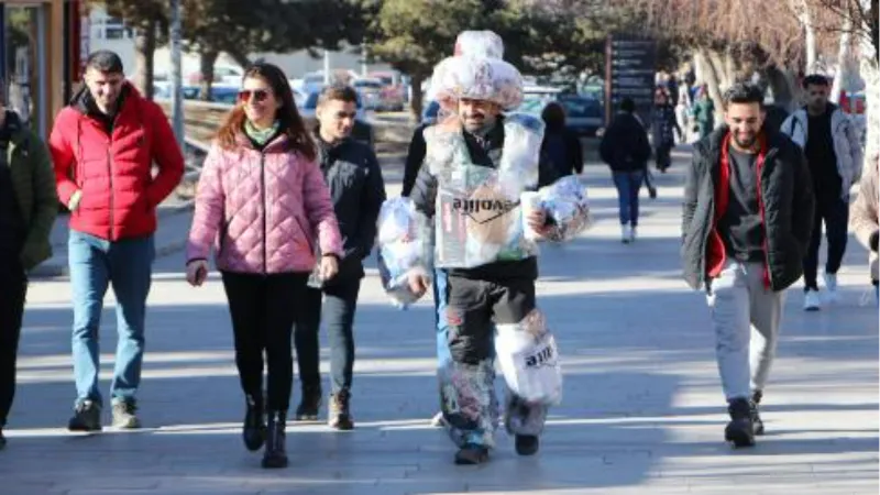 Doğaya vereceği yükü, tasarladığı çöp elbiseyle sırtında taşıdı