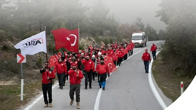 AKUT  Çanakkale'de şehitlerin huzurunda