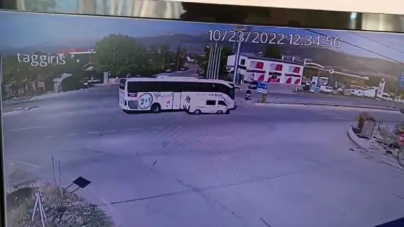 Yolcu otobüsü ile minibüsün çarpıştığı kaza anı kamerada; 2 yaralı