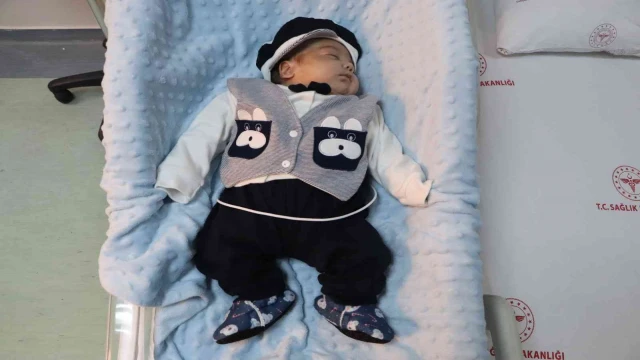 810 gram doğan ’Cesur’ bebek