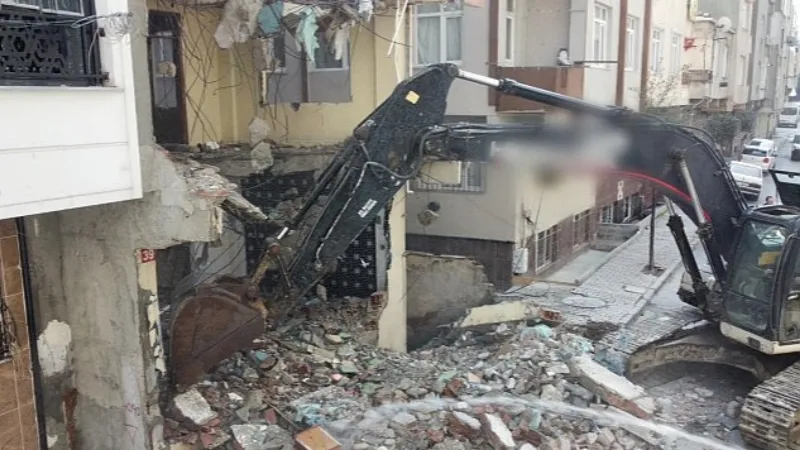 Bağcılar'da Görüntüsüyle sosyal medyada gündem olan o bina yıkıldı