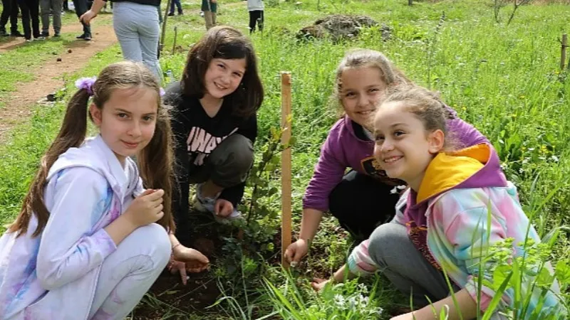 Minik Eller Fidanları Deprem Anısına Dikti