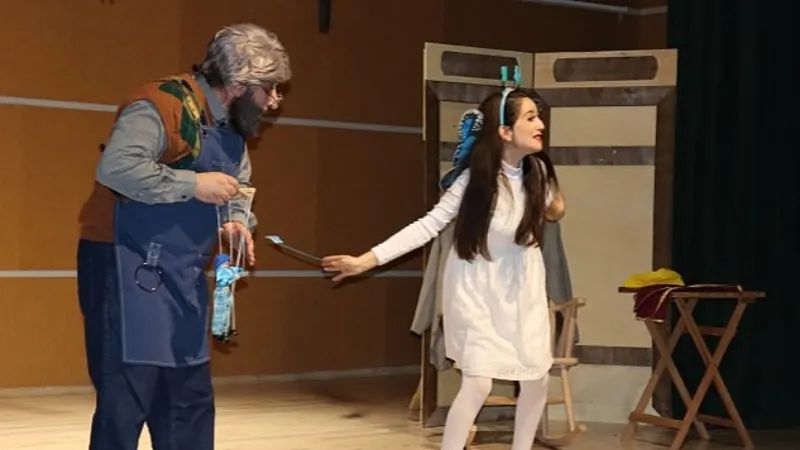 Nevşehir Belediyesi Şehir Tiyatrosu oyuncuları, okullarda 'Pinokyo' adlı oyunlarını sahnelemeyi sürdürüyor