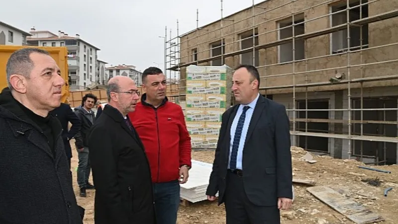 Selçuklu Belediye Başkanı Ahmet Pekyatırmacı, Selçuklu Belediyesi tarafından Ardıçlı TOKİ'de  yapımı devam eden Ardıçlı Sağlık ve Sosyal Tesisi'nde incelemelerde bulundu