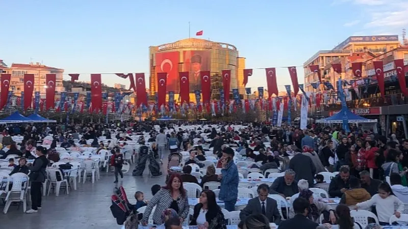 Aydın Büyükşehir Belediyesi'nden 9 Noktada 15 Bin Kişilik İftar Yemeği