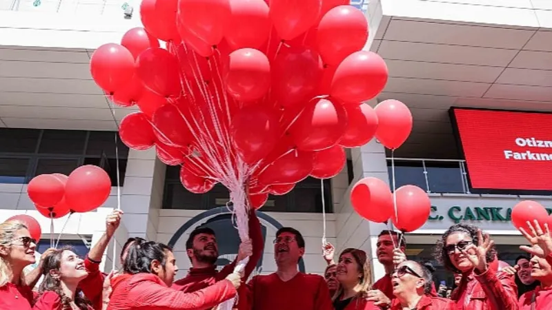 Kırmızı Balonlar Otizm Farkındalığı İçin Havalandı