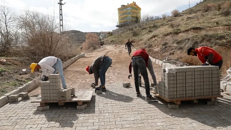 Esentepe Mahallesi Ulubatlı Sokak'ta bulunan yol ve yaya kaldırımı, Nevşehir Belediyesi tarafından yenileniyor