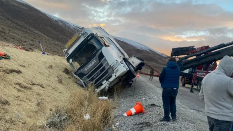 Bingöl'de yan yatan TIR'ın şoförü öldü