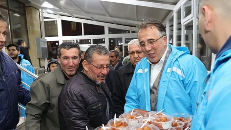 Nevşehir Belediye Başkanı Dr. Mehmet Savran, Hacı Mehmet Avlanmaz Camii'nde teravih namazı sonrası vatandaşlara lokma dağıttı