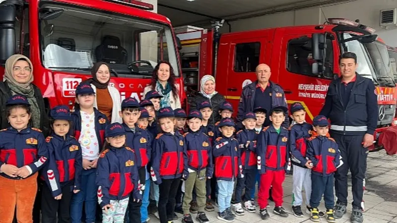 Nevşehir Belediyesi İtfaiye Müdürlüğü, çeşitli okullardan gelen öğrencileri ağırlıyor