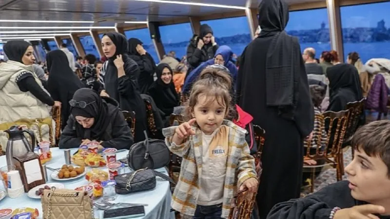 Üsküdar'da Yaklaşık 300 Depremzede İftarını Boğazda, Valide Sultan Gemisi'nde Yaptı