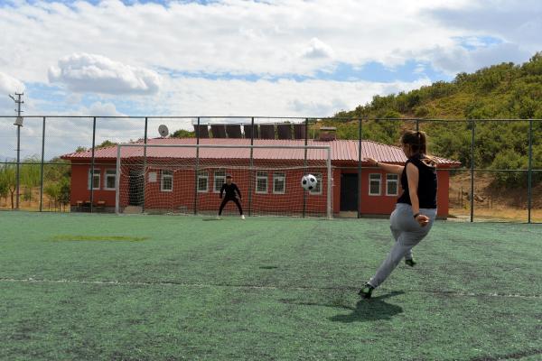 Köyde erkeklerle futbol oynarken keşfedilen Rümeysa'nın hedefi Fenerbahçe
