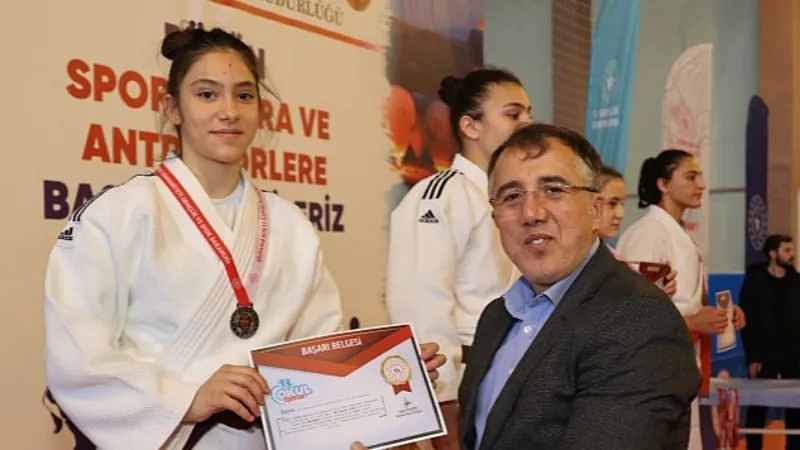 Nevşehir Belediye Başkanı Dr. Mehmet Savran, Okul Sporları Judo Yıldızlar Kız - Erkek Türkiye Birinciliği Müsabakaları ödül törenine katıldı