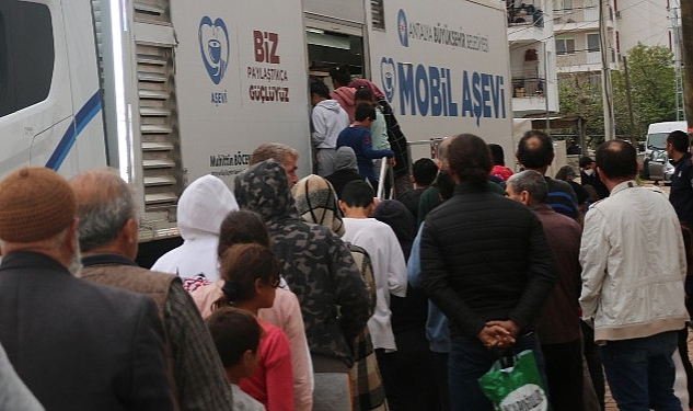 Antalya Büyükşehir mahallelere sıcak yemek ulaştırmaya devam ediyor