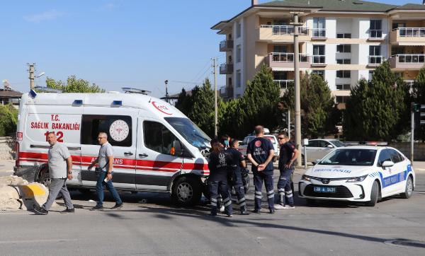 Hasta taşıyan ambulans ile ticari araç çarpıştı; 5 yaralı