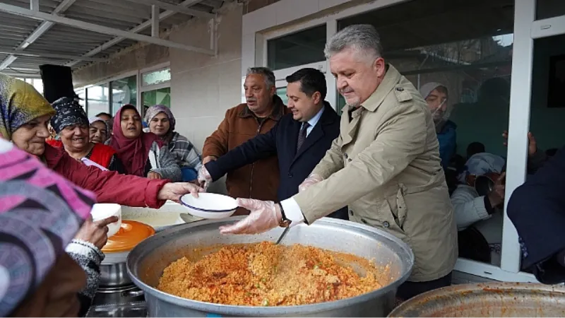 Başkan Gerenli vatandaşa yemek dağıttı