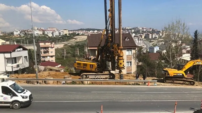 Feribot yolu üstgeçidinde kazıklar çakılmaya başlandı