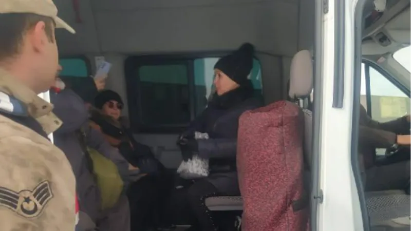 Geziye giderken karda mahsur kalan turistler kurtarıldı