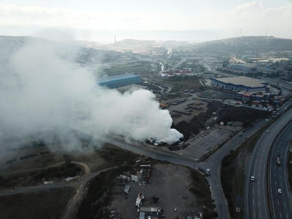 Dilovası, hurda deposunda dünden beri süren yangınla duman altında kaldı