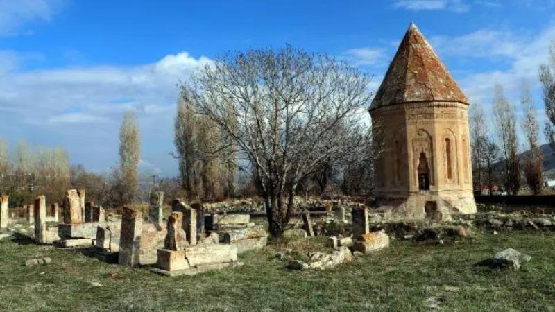 Tarihi yapının siluetini bozan o yurt yıkıldı